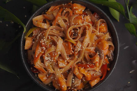 Вок с овощами и курицей