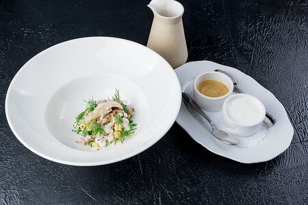 Окрошка на кислом хлебном квасе с копченой осетриной