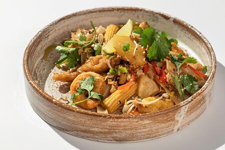 Лапша Пад Тай с ананасами и креветками