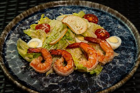 Цезарь с тигровой креветкой