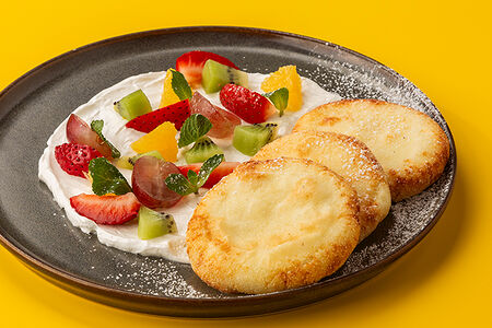 Сырники с сезонными фруктами и ягодами