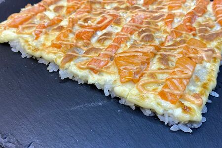 Суши пицца с лососем