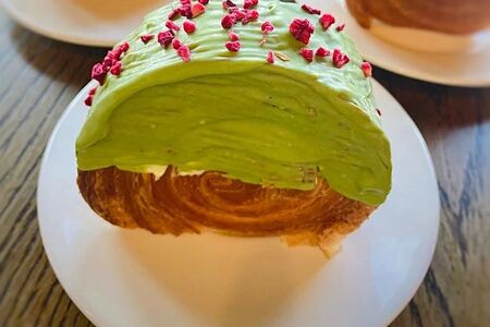 Ролл Круа фисташка-малина 