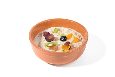 Каша овсяная с сезонными фруктами