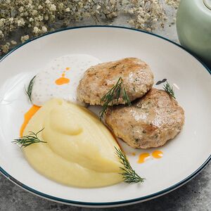 Куриные оладьи на подушке из картофельного пюре 