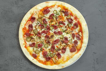 Пицца с охотничьими колбасками