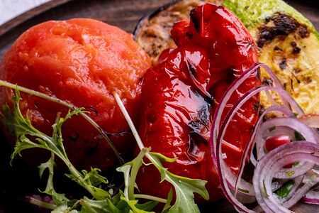 Стейк из лосося с овощами гриль 