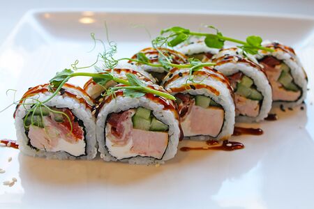 Ролл с копченой грудкой и беконом