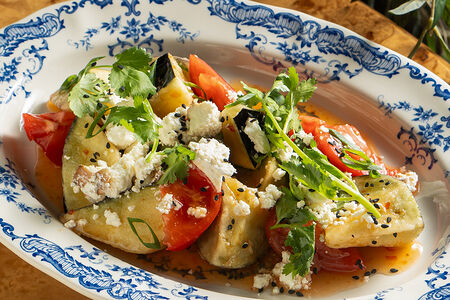 Салат с хрустящими баклажанами и копченой фетой 