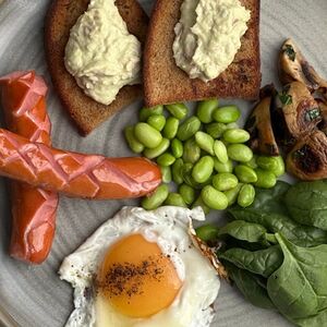 Глазунья с сосисками и бобами