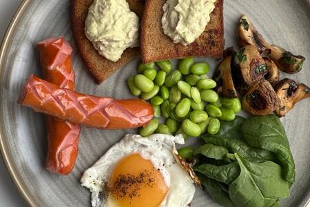 Глазунья с сосисками и бобами