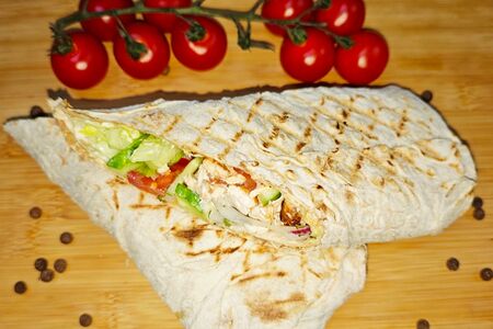 Шаурма в тонком лаваше из свинины с сыром