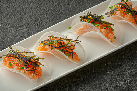 Смуши Лосось с соусом спайси