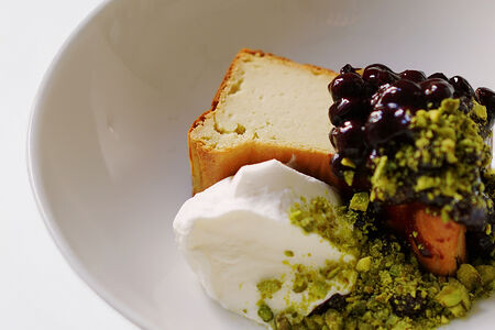 Запеканка из кешью с ягодным чатни