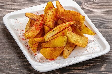 Картофель по-деревенски с фалафелем и соусом