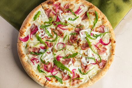 Пицца с беконом, страчателлой и красным луком