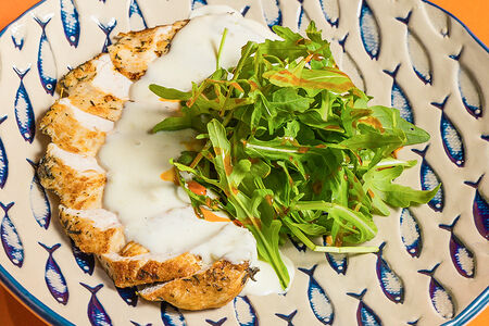 Нежная куриная грудка с руколой