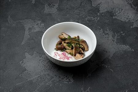 Грузди маринованные со сметаной и луком