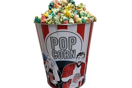 Ягодный попкорн в жестяном ведре