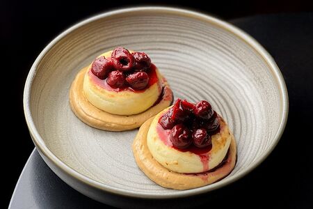 Сырники с кремом из заварной сгущенки и вишней