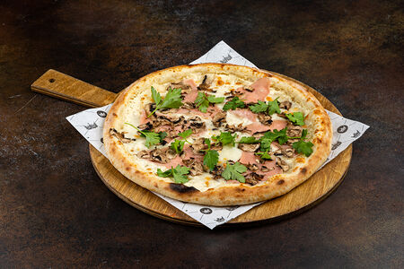 Пицца с ветчиной и грибами