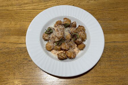 Домашние жареные пельмени со сливочно-томатным соусом и сыром пармезан