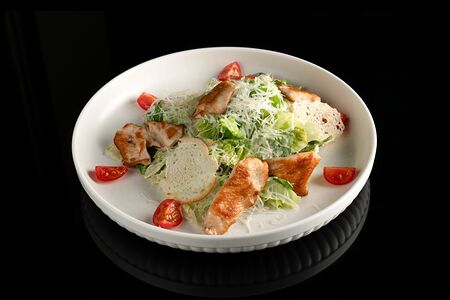 Цезарь с куриным филе и чесночными тостами