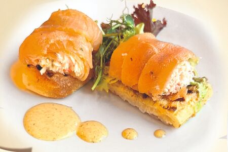 Две брускетты с крабом и нежным копчёным лососем