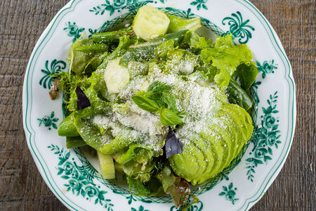 Зелёный салат с авокадо и сыром пармезан