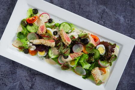 Теплый салат с тунцом 