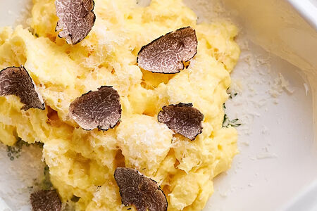 Скрембл с пармезаном и трюфелем