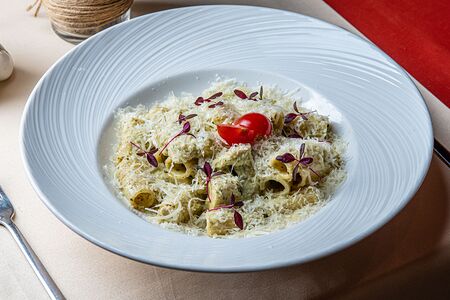 Паста Тортильони с курицей и соусом песто