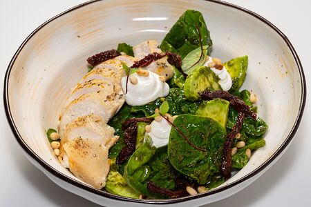 Салат со шпинатом, авокадо, мясом птицы и сыром рикотто 