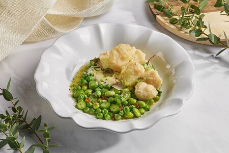 Щечки трески с зелеными бобами, спаржей и икрой