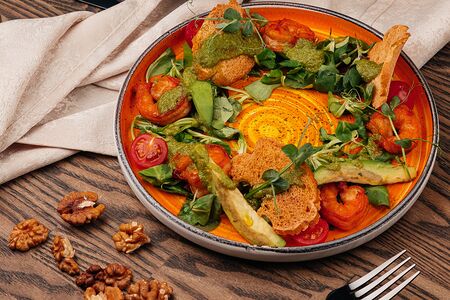 Салат с креветками и авокадо под соусом песто 