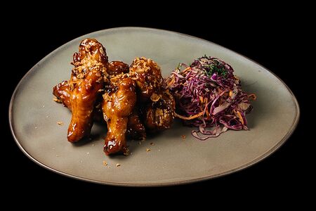 Крылья BBQ с луком фри