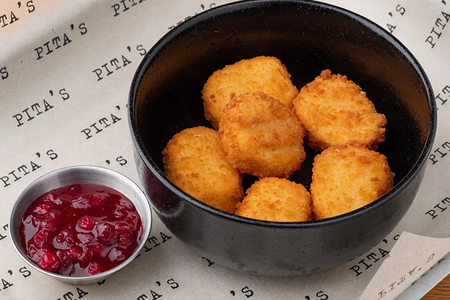 Сырные шарики с брусникой