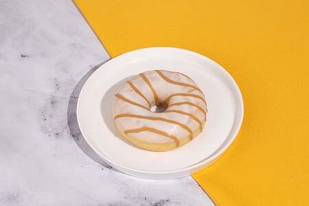 Донат с карамельной начинкой