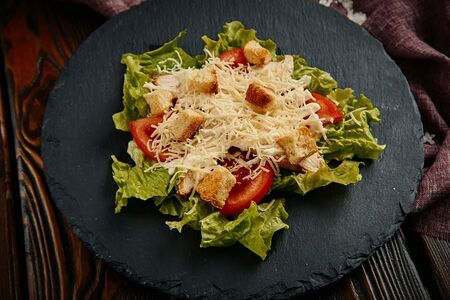 Салат Цезарь с курицей