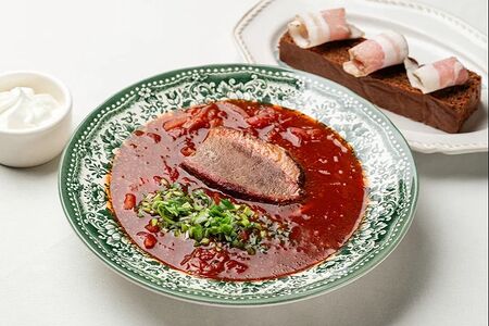 Борщ с томленой грудинкой и сметаной