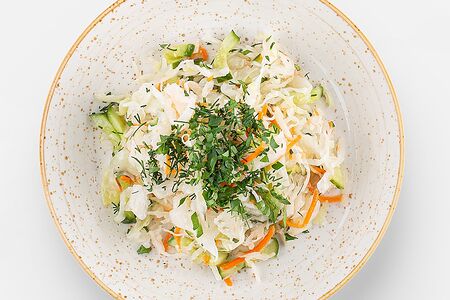 Хрустящий салат с капустой, морковью и свежим огурцом