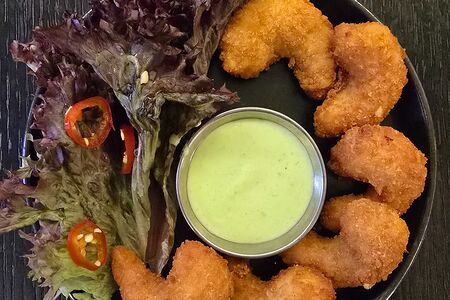 Креветки в кляре с соусом васаби