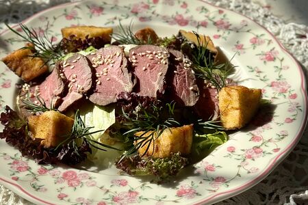 Салат с ростбифом и хрустящими баклажанами