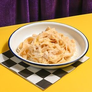 Феттуччине в головке пармезана