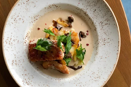 Треска с луковым соусом, картофелем и опятами