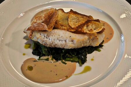 Окунь со шпинатом и чипсами