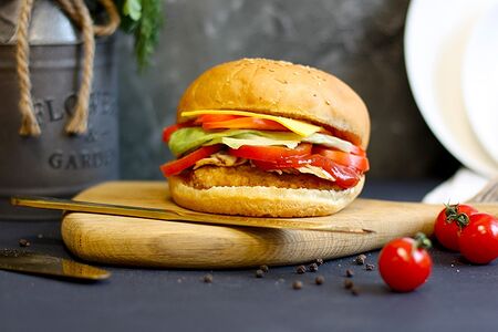 Мега Бургер со шницелем и беконом