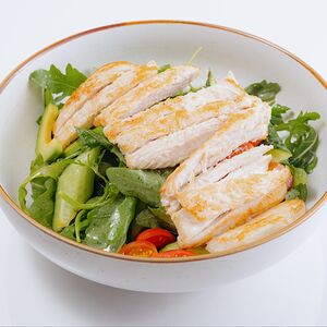 Салат из индейки с руколой и овощами