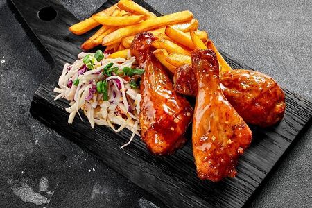 Куриные ножки с фри и салатом