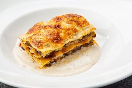 Мясная лазанья с соусом бешамель